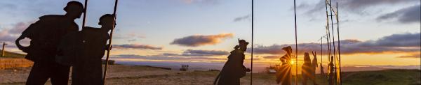 Coucher de soleil au monument au pèlerin au sommet du pardon